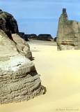 Felsklippen im Sand der Sahara