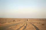 Piste mit Wegmarkierung im nördlichen Niger