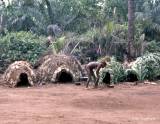 Frau beim Bau einer Unterkunft der Pygmäen