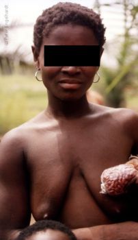 Frau in einem Urwalddorf in Togo