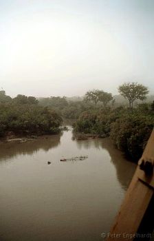 Brücke über einen Urwaldfluß in der Elfenbeinküste