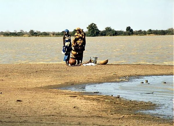 Wasserträgerinnen am Ufer des Higa Sees