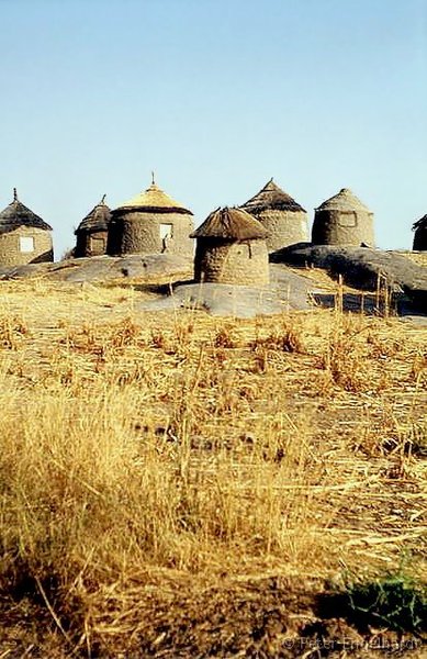 Foto von sinnreichen afrikanischen Getreidespeichern in Burkina Faso