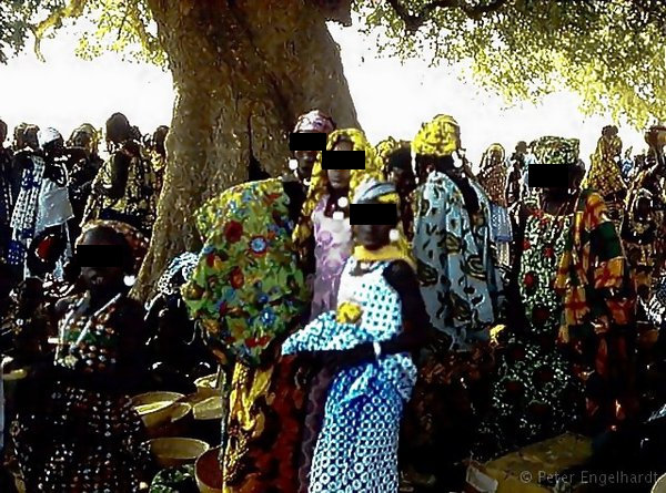 Händlerinnen und Kundinnen auf einem afrikanischen Markt