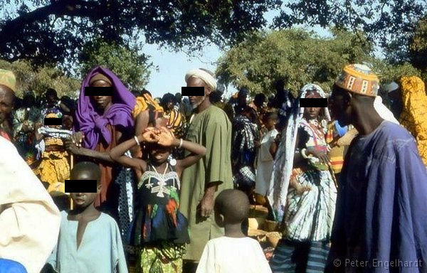 Marktszene mit vielen Menschen in Burkina Faso