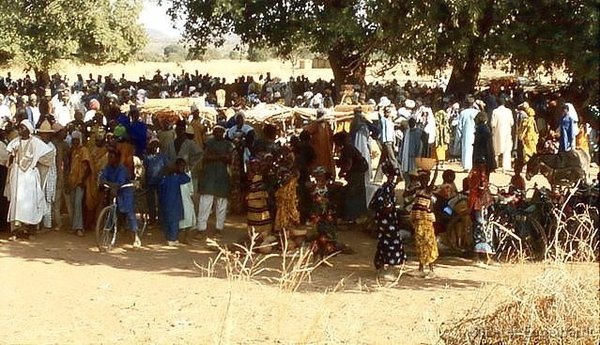 Das Rund des Marktes unter den Bäumen im Nordosten von Burkina Faso