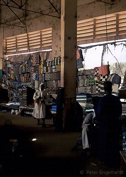 Foto von Stoffverkäufern in der Markthalle von Bobo Dioulasso.