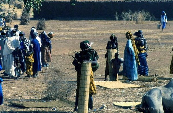 Besucher auf einem Markt in nordöstlichen Burkina Faso