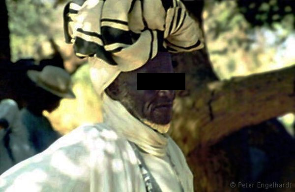 Ein stolzer alter Mann präsentiert sich im Nordosten von Burkina Faso der Kamera.