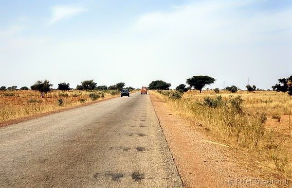 Foto der Straße N1 von Ouagadougou nach Bobo Dioulasso.