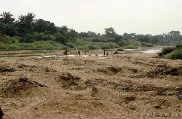 Wäscherinnen an einem Fluss in der nördlichen Elfenbeinküste