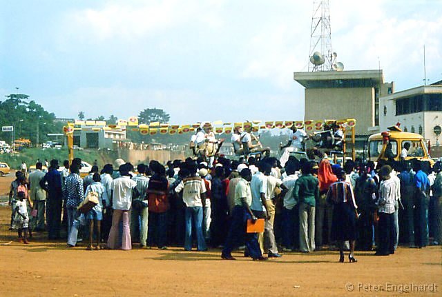 Bayerische Blasmusik als Bierwerbung einer Brauerei in Yaoundé