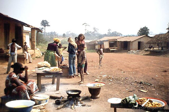 Ein Dorf an-der einzigen Strasse von Douala nach Yaoundé 1981