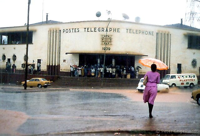 Das Hauptpostamt von Yaoundé Während eines tropischen Regengußes