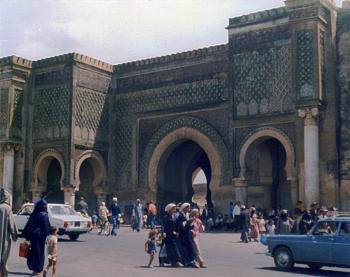 Eines der mächtigen Stadttore von Meknes