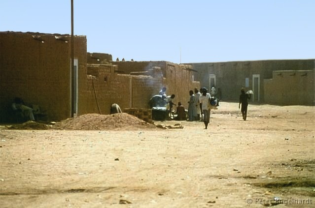Typisches Straßenbild in Agadez am frühen Nachmittag. Verkauft wurden an diesem Stand Fleischspieße, die recht gut mundeten.