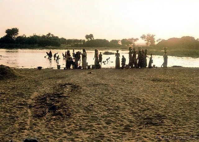 Wasserträgerinnen am Niger. Ein Bade- und Waschplatz am Fluß aus dem auch das Trinkwasser entnommen wird. Stets dienen solche Orte natürlich auch der Kommunikation.