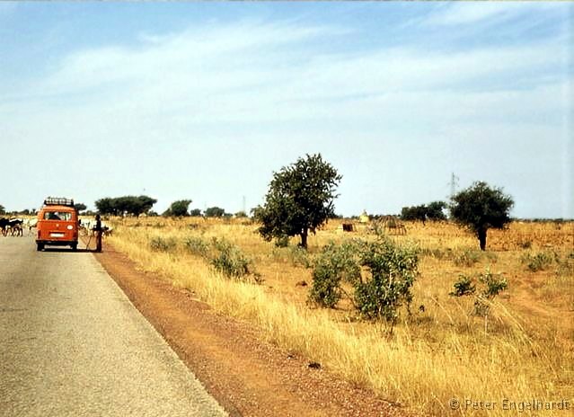 Hauptverbindungsstraße von Birni N Konni nach Niamey. Diese Hauptstraßen im Niger waren oft schon recht gut ausgebaut wie hier zu sehen ist.