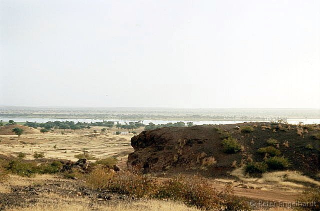 Nördlich von Niamey. Man erkennt wie schmal die fruchtbare Zone an manchen Stellen des Nigertales ist.