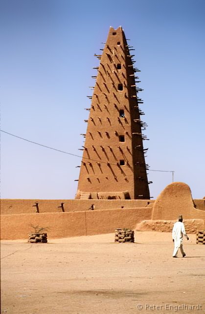 Minarett der Moschee von Agadez, dem berühmten Wahrzeichen der Stadt.