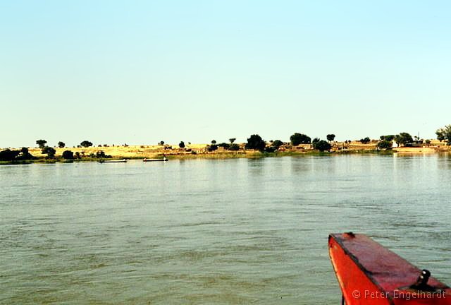 Blick von der Fähre auf das linke Ufer des Niger.