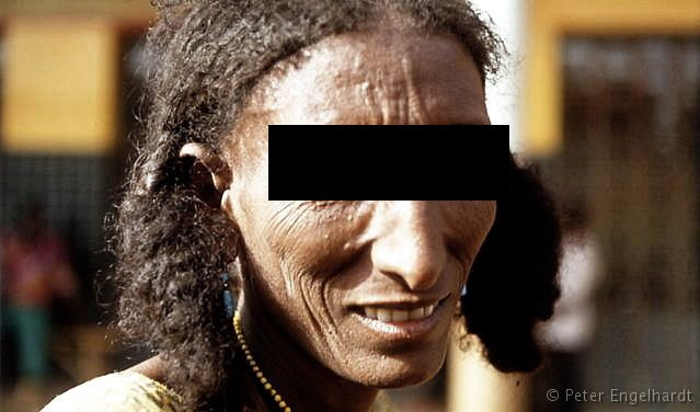 Bettelnde Tuaregfrau in Niamey. Einst Sklavenhalter und die Herrscher der Wüste, sind viele Tuareg heute tief gefallen.