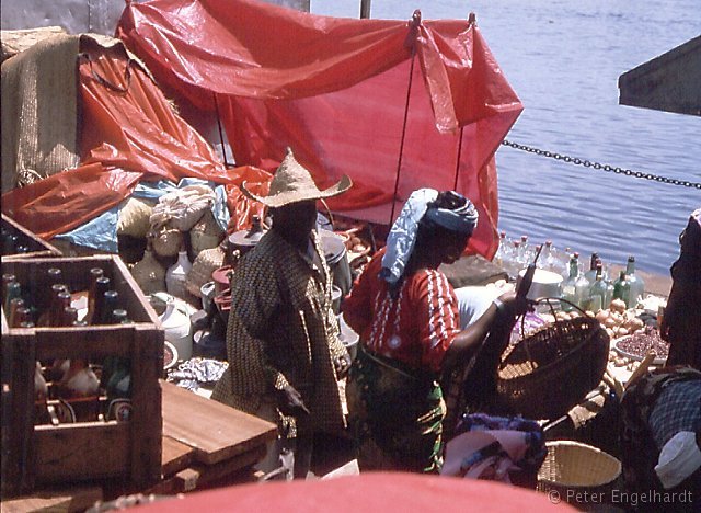 Foto einer Schifffahrt auf dem Ubangi von Bangui. Das Bild zeigt mitreisende Händler welchen der Handel auf der Vakaga den Lebensunterhalt bot.