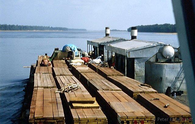 Foto einer Fahrt auf dem Ubangi Republik Kongo. Ansicht von der Brücke der Vakaga über die beiden Ladepontons mit dem Ubangi und dem Urwald des Kongobeckens.