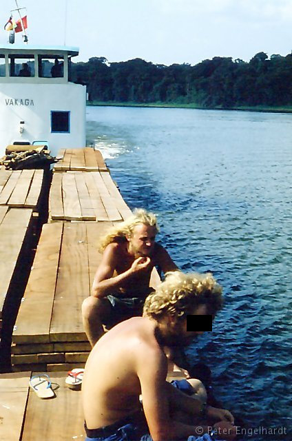 Foto des Urwaldfluß-Schiffes Vakaga kurz nach dem die Grenze des Kongo überschritten war. Unser Schiff beförderte außer Passagieren auch eine Ladung Holz.