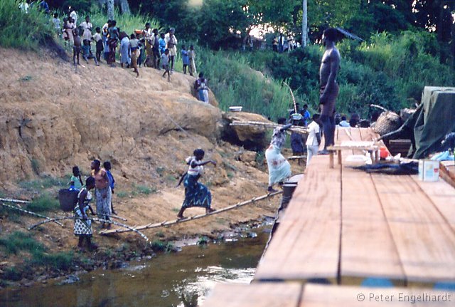 Foto einer Fahrt auf dem Ubangi, Bangui - Brazzaville. Bild vom Leichter unseres Schiffes bei einer abendlichen Anlandung, als etliche der Einwohner eines Dorfes an Bord kamen.