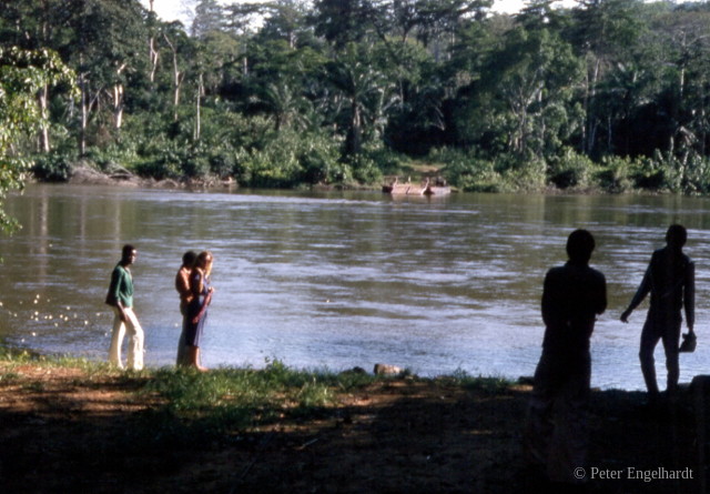 Fluß Lobaye Zentralafrikanische Republik Fähre Tropenwald