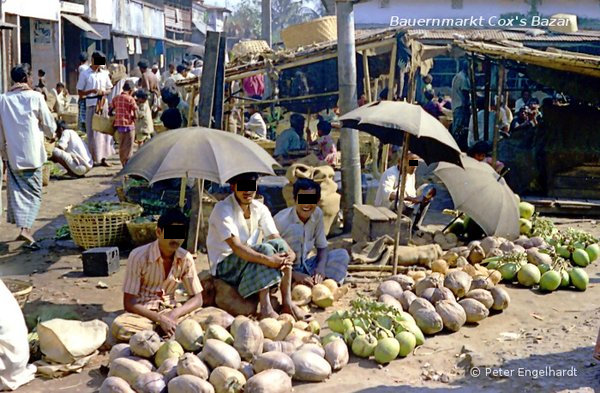 Kokosnußverkäufer auf dem Bauernmarkt in Cox‘s Bazar