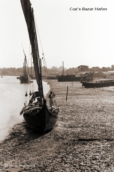 Der Hafen von Cox‘s Bazar liegt geschützt im Mündungsbereich einer Windung des mäandernden Bakkhali Rivers.