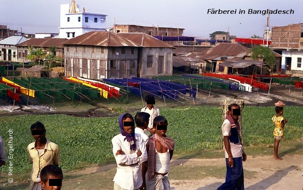 Eine Färberei bei einem Bahnhof an der Strecke Dhaka - Chittagong.