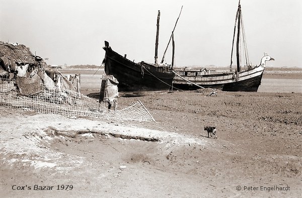 Festliegende Fischkutter und ärmliche bengalische Behausung im Hafen von Cox‘s Bazar.