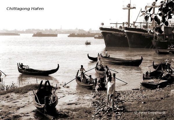 Ruderboote transportieren Passagiere im Hafen von Chittagong