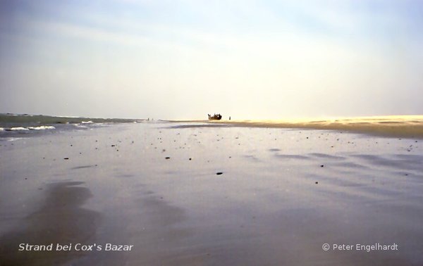 Ein Sturm hat dieses Wrack eines Fischkutters auf den 120 Kilometer langen Sandstrand von Cox‘s Bazar geworfen.