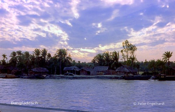 Abendstimmung über einem Dorf im Delta von Bangladesch