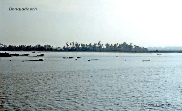 Fischerboote auf einem Flußarm des Ganges