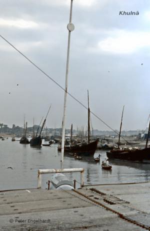 Unser Schiff fährt in den Hafen von Khulna ein