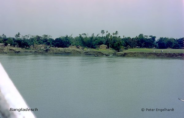 Ein Regenschauer über der Landschaft von Bangladesch nieder