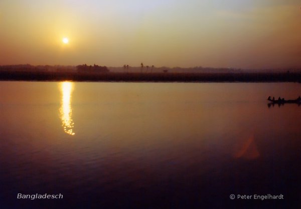 Sonnenuntergang auf einem Wasserarm im Delta von Bangladesch
