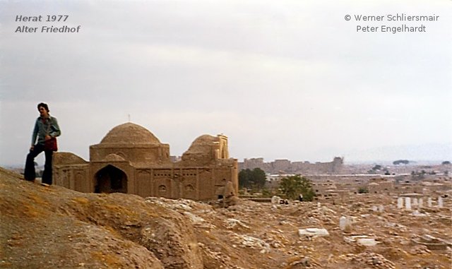 Die Hippie Trail Station Herat in Afghanistan, alter Friedhof mit Festung