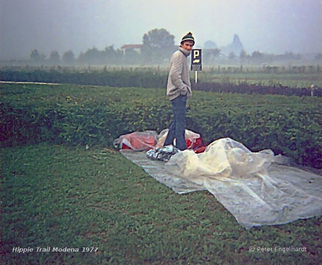 Der zweite Morgen bei Modena auf dem Hippie trail nach einer Nacht unter einer Plastikplane