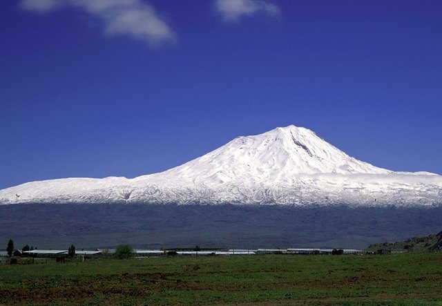 Der Ararat vom türkischen Dogubeyazit aus gesehen
