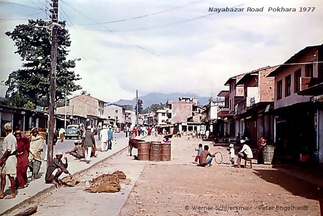 Nayabazar Road im Zentrum von Pokhara im Jahr 1977