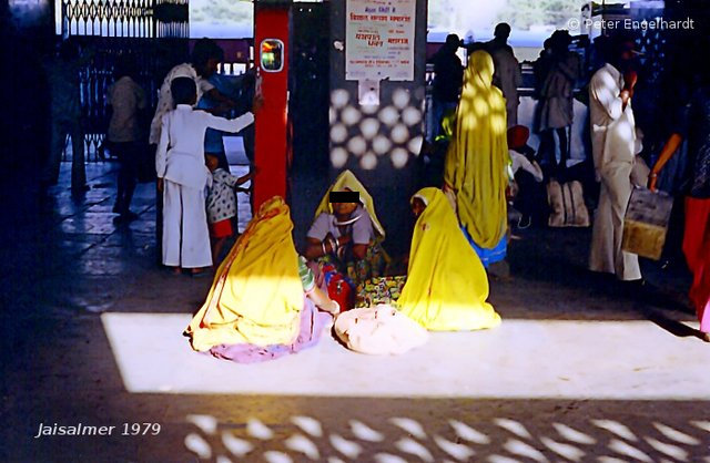 Foto der Bahnhofshalle in Jaisalmer im indischen Bundesstaat Rajasthan.