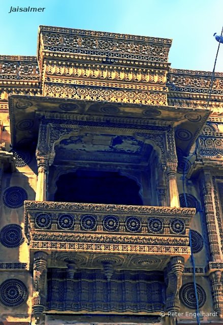 Erker mit filigran durchbrochenen Steinmetzarbeiten an einem Palast in der Festung von Jaisalmer.
