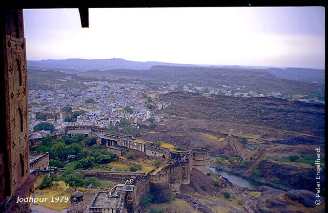 Blick von der mächtigen Festungsanlage Meherangarh auf Jodhpur.