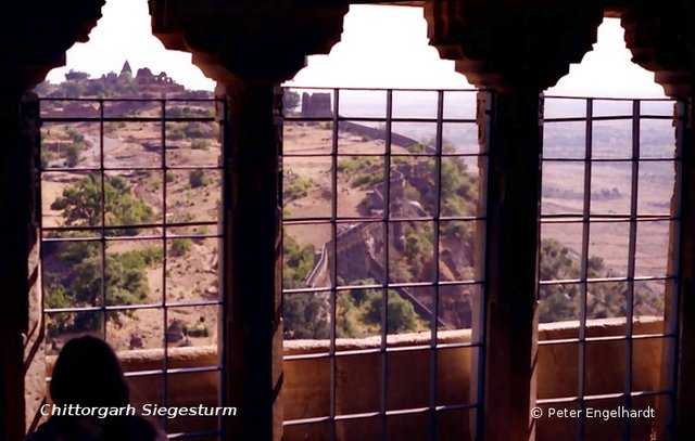 Blick vom Jaina Siegesturm des Forts von Chittorgarh auf die Festung.